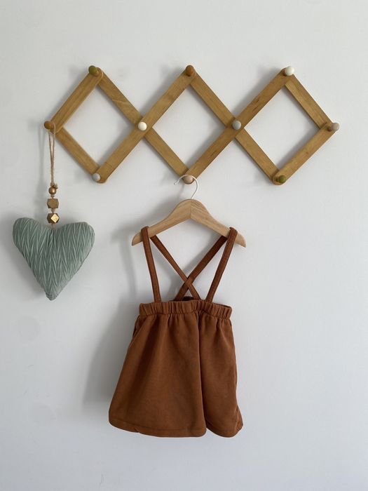 Sukienka na szelkach 86 minimarket brązowa musztardowa