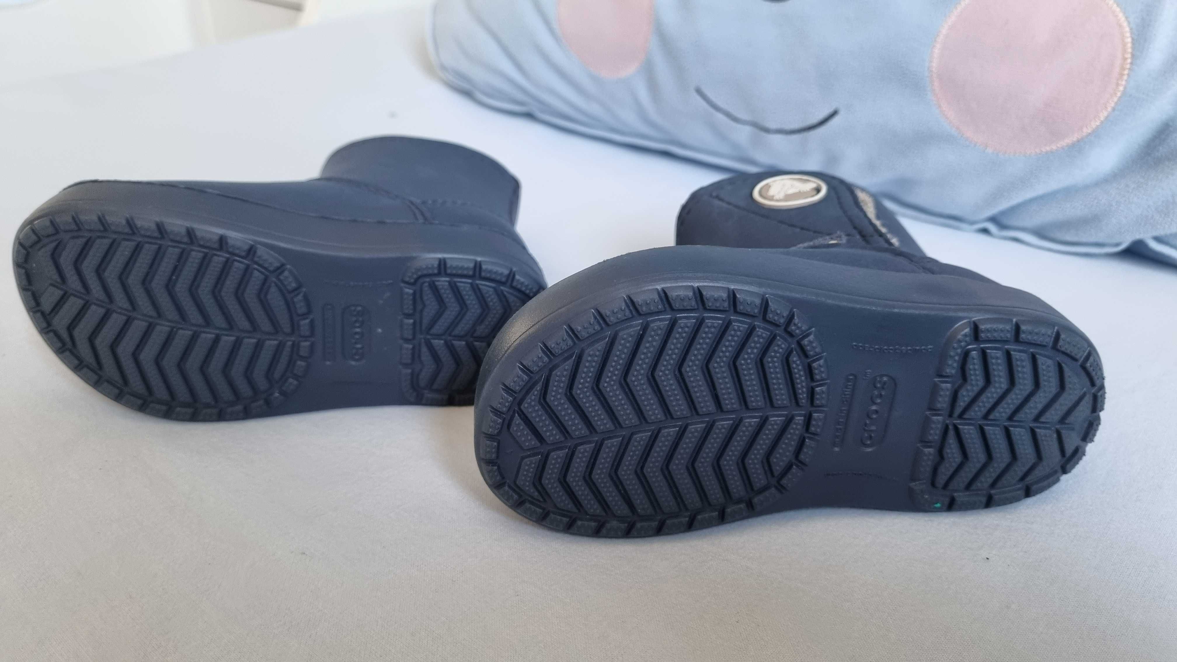 Botas Crocs novas com interior de lã, número 23