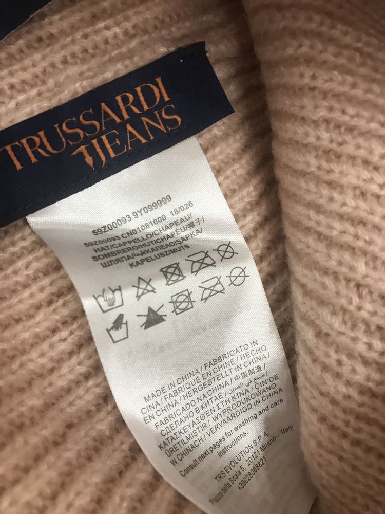 Шапка Trussardi,оригинал,Италия.шерсть,мохер,акрил в составе