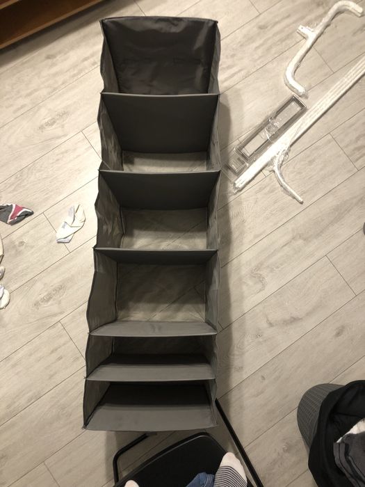 Półka ze stolarzem i uchwytami