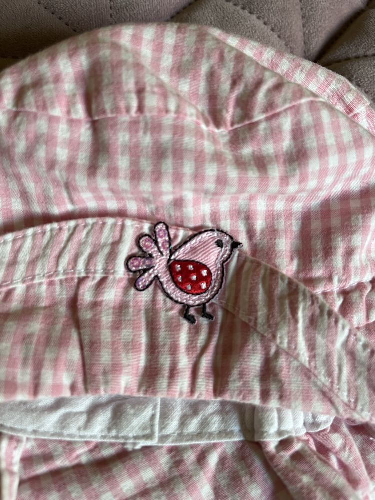 Dziewczęcy kapelusik z naszywką