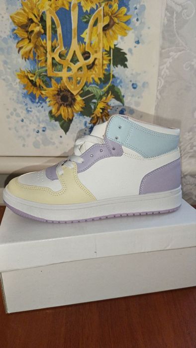 Жіночі осінні кросівки нові