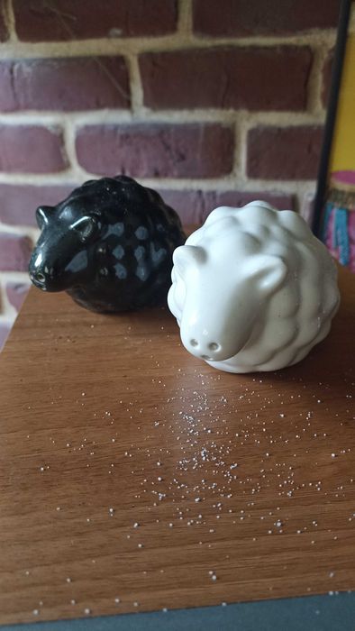 Porcelanowa pieprzniczka i solniczka owce