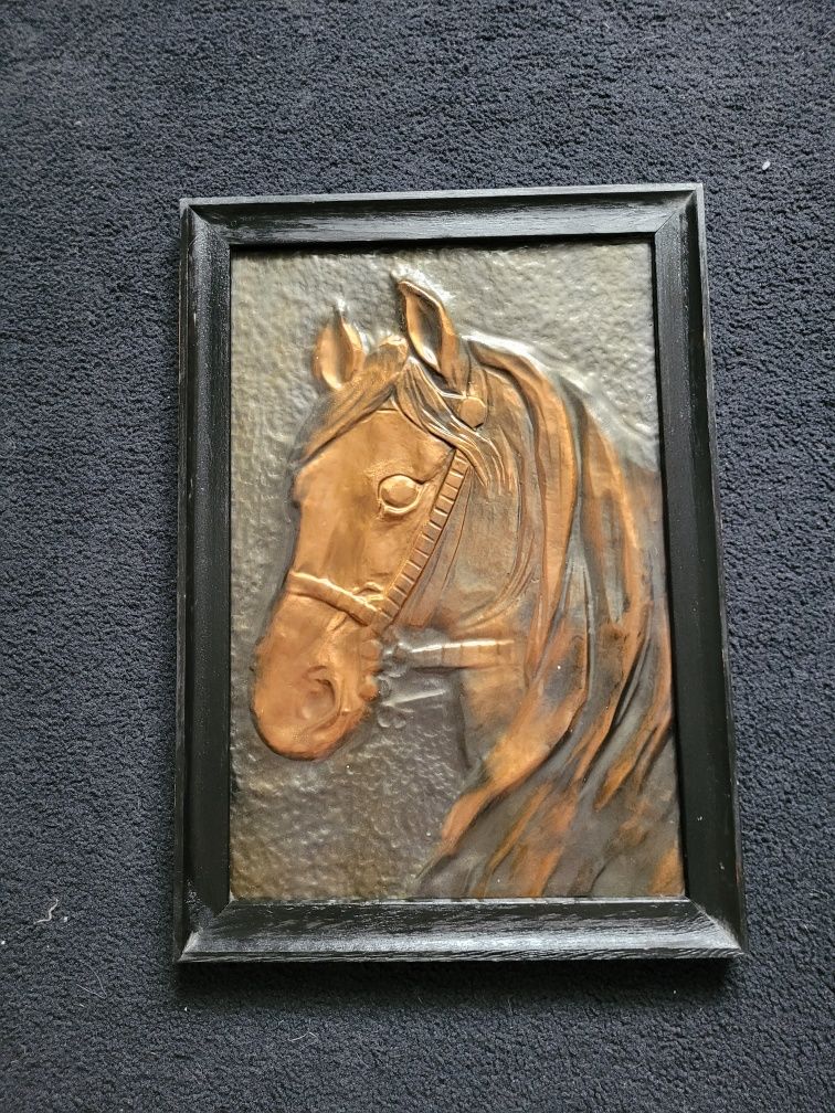 Wytłoka / obraz konia miedziany
