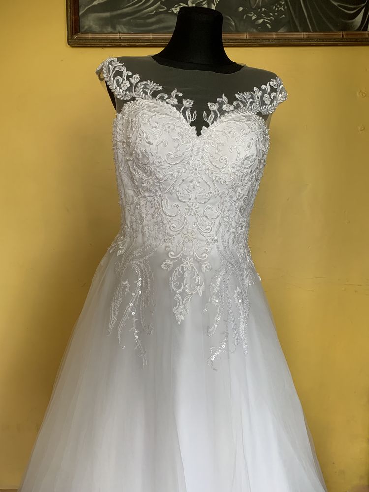 Suknia ślubna z opadajacymi ramionami litera A