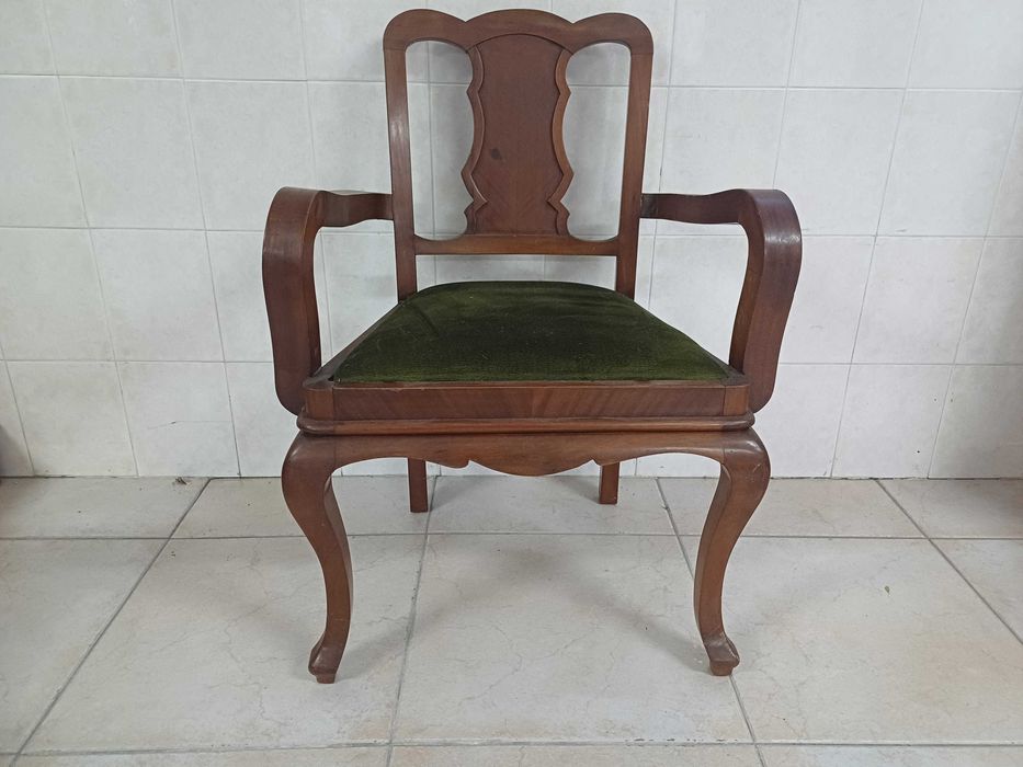 Conjunto vintage de 2 cadeiras de braços (uma sem tampo) com banqueta.