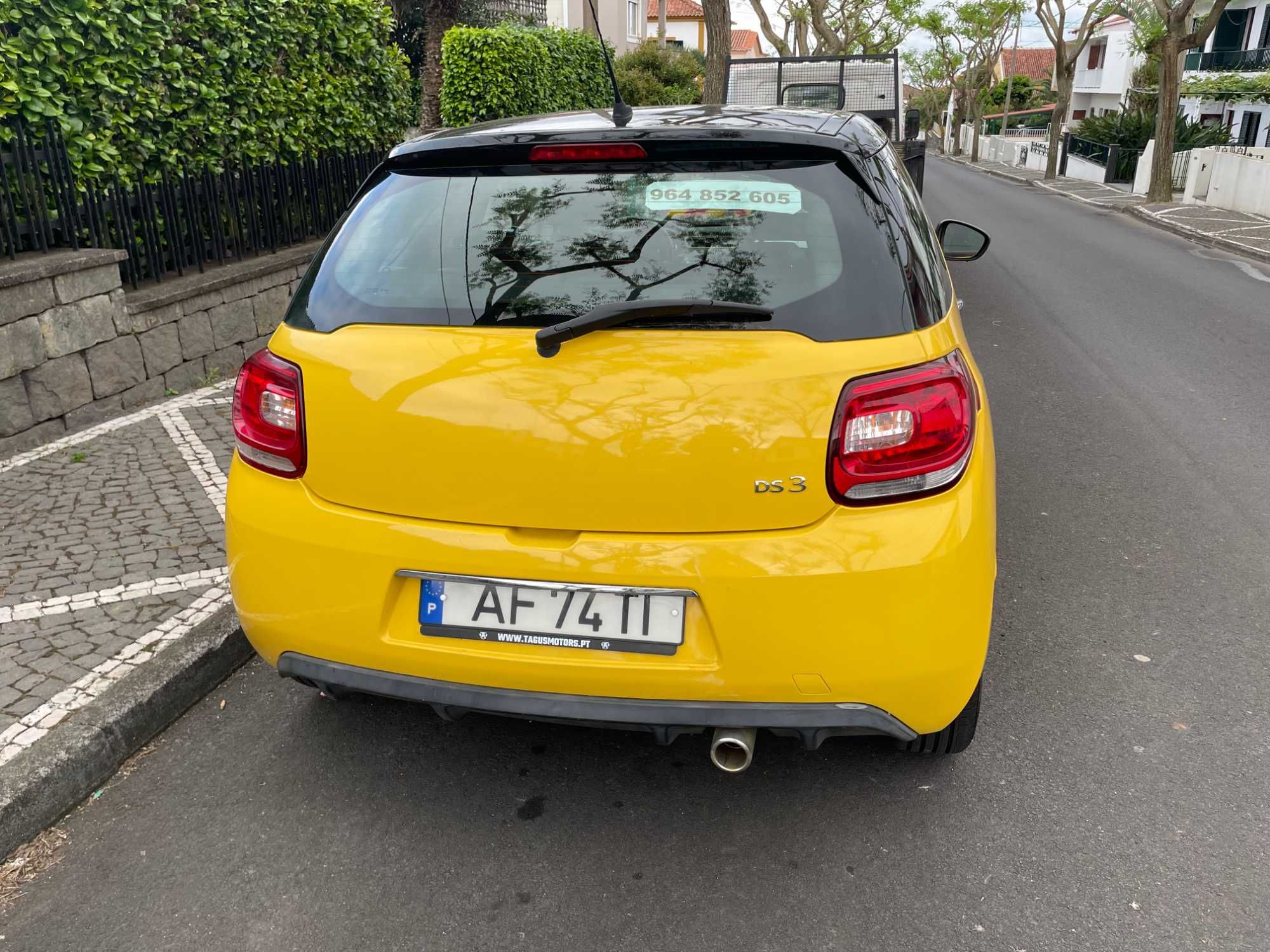 Carro em bom estado de conservação.