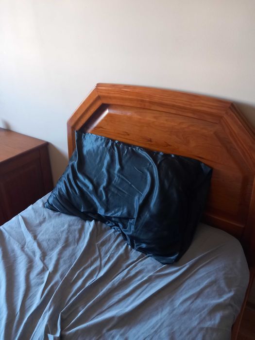 cama de solteiro e mesa de cabeceira em madeira maciça