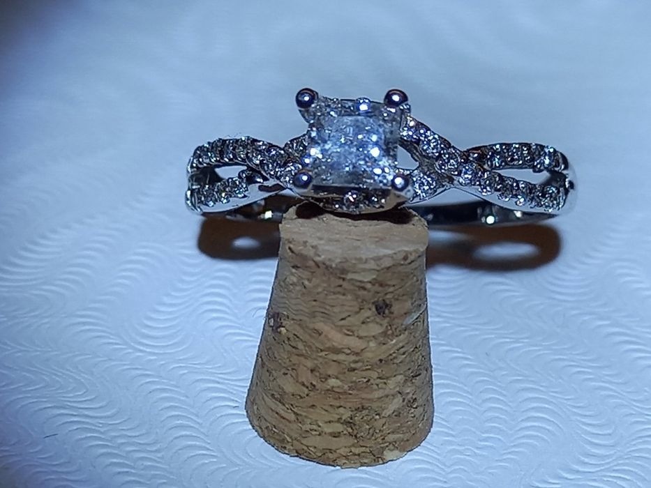 Акция..Золотое  кольцо с бриллиантами огранки принцесса.