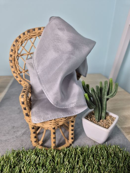 Srebrna jedwabna poszetka pure silk chusteczka chustka