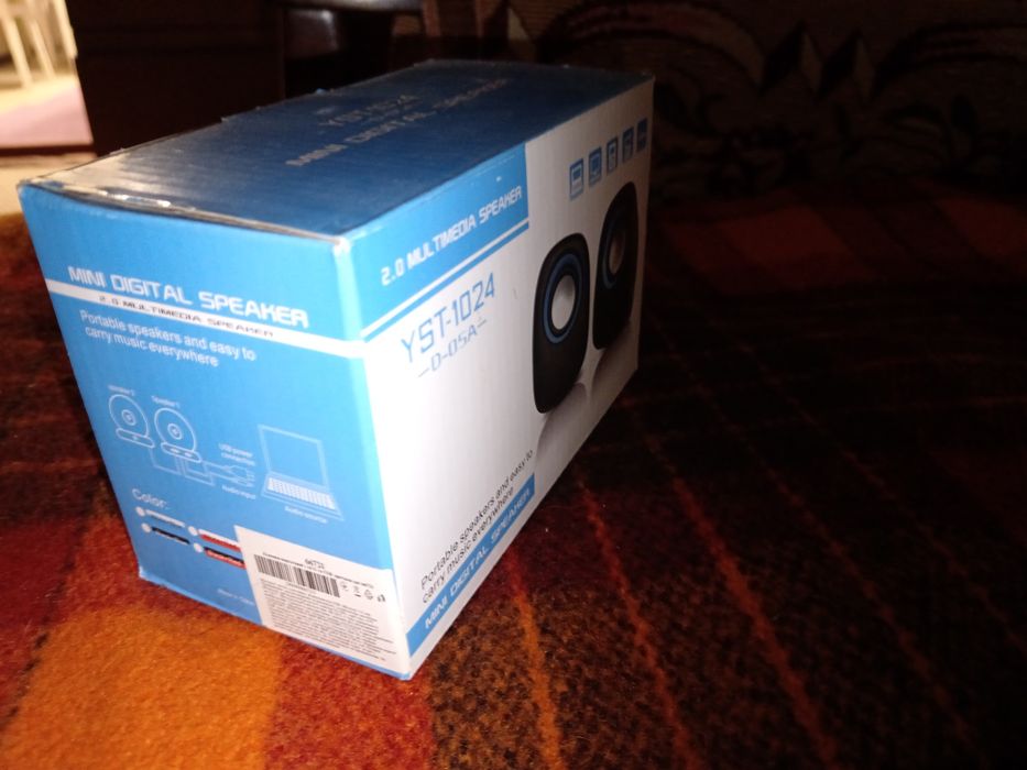 Колонки портативні з AUX та USB дротами.