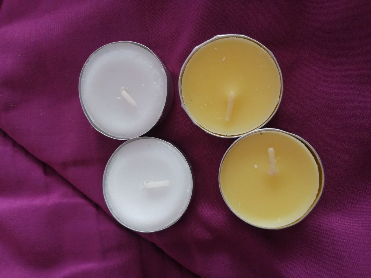 Conjunto de velas pequenas e frascos de velas novos