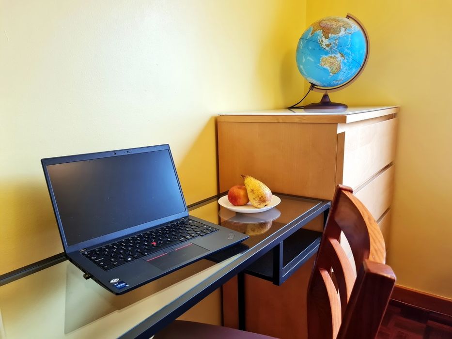 Quarto Almada centro, com WC privativo. Junto ao Metro