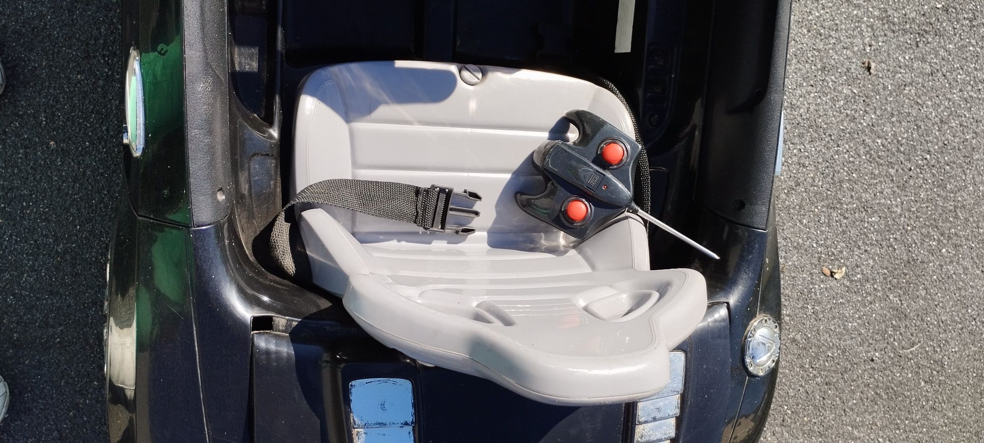 Czarne autko elektryczne bez akumulatora