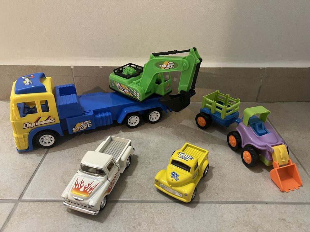 Zabawki zestaw auta kręgle książka pojazdy zjeżdżalnia
