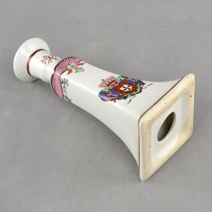 Castiçal em porcelana com brasão do Reino de Portugal