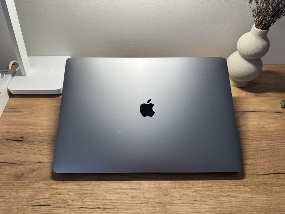 MacBook Pro 16 2019 8-Core i9 16Gb 1Tb Radeon 5500 4Gb