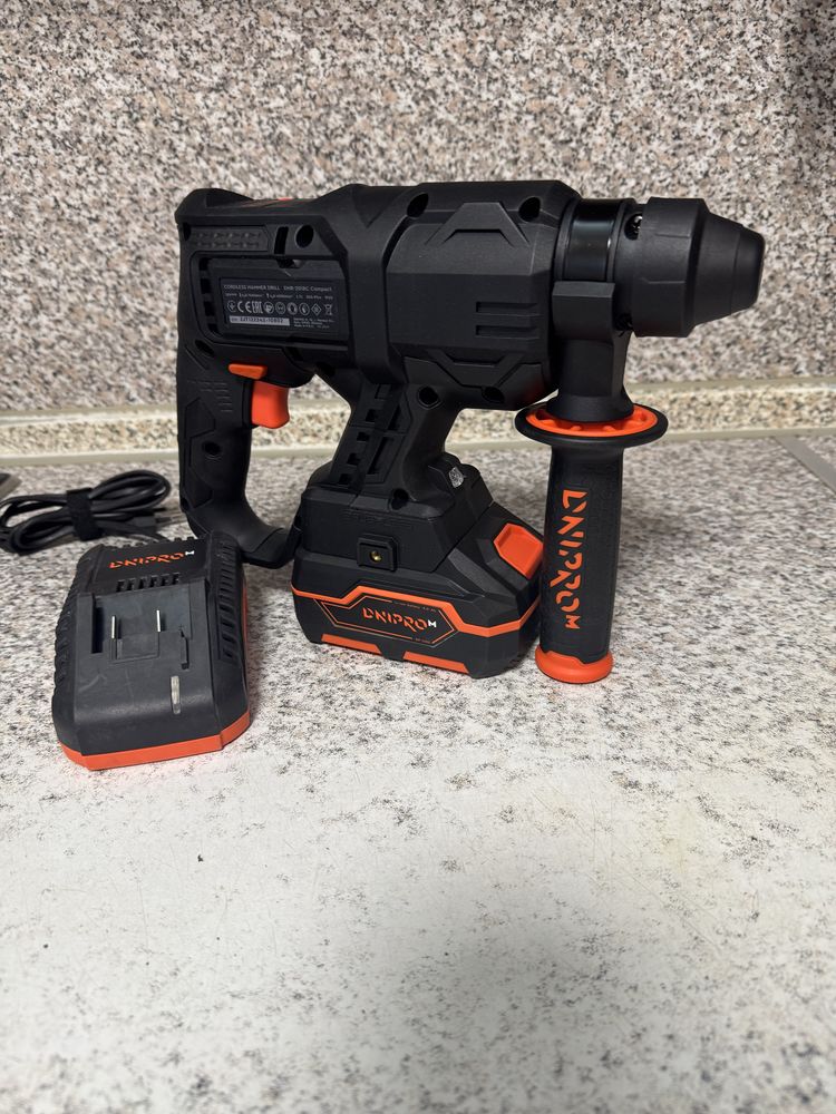 Акумуляторний перфоратор Dnipro-M DHR-201BC Compact