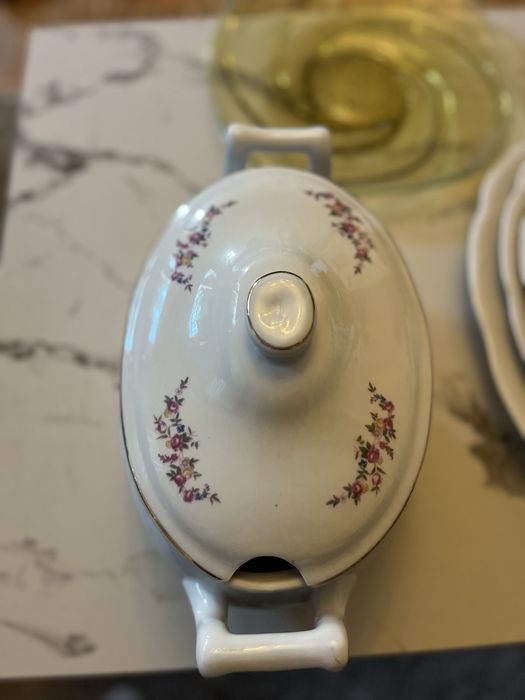 Porcelanowa waza z przykrywką.