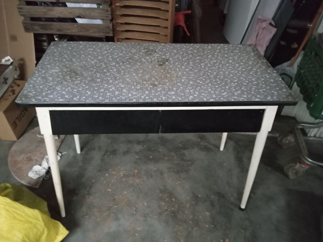 Mesa cozinha usada.
