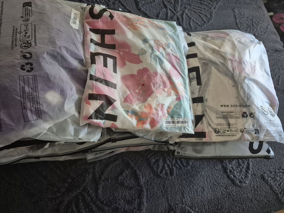 Lote de roupa Nova e embalada 50 peças