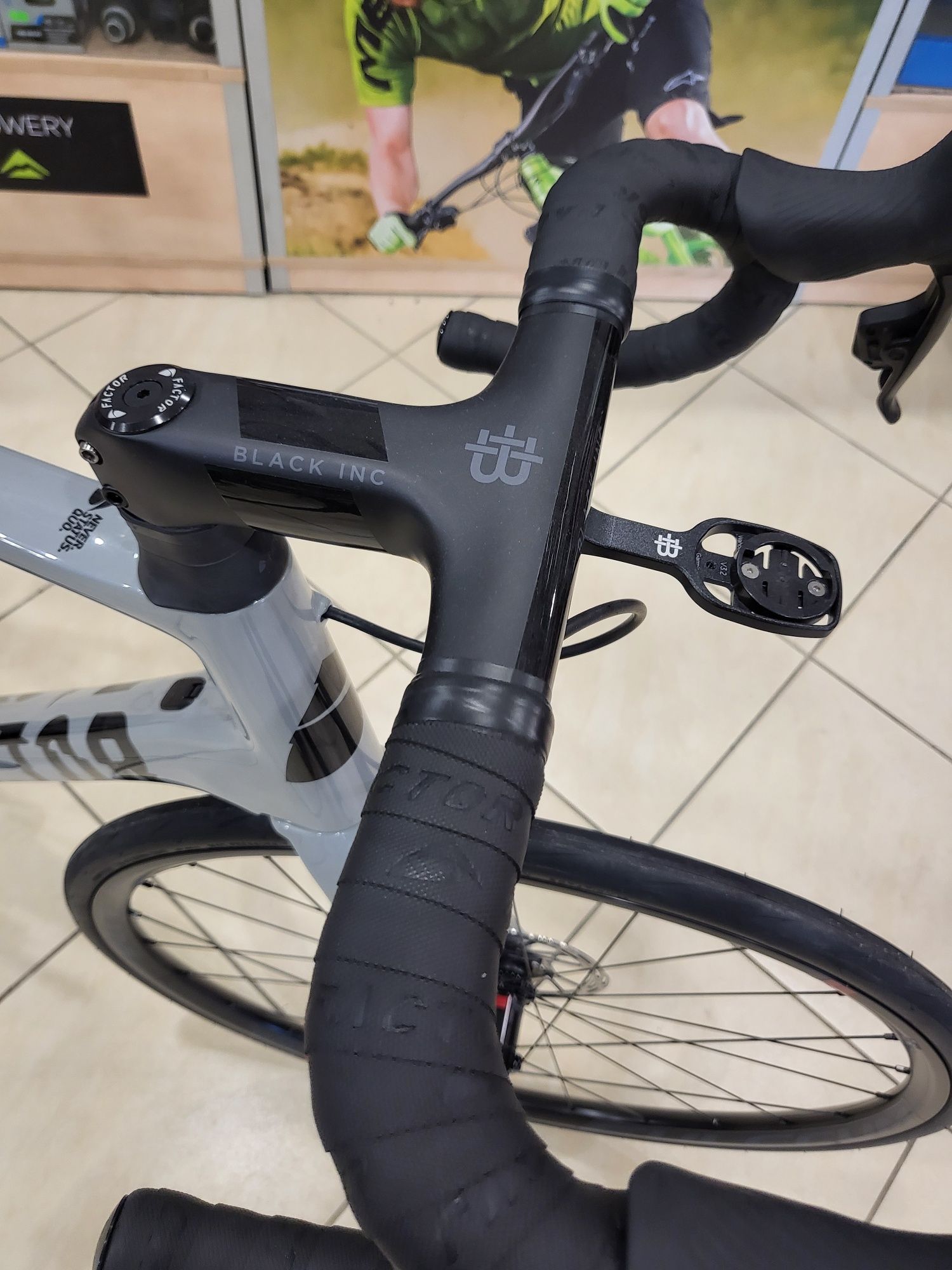 Rower szosowy  FACTOR O2 Shatter Grey 56cm