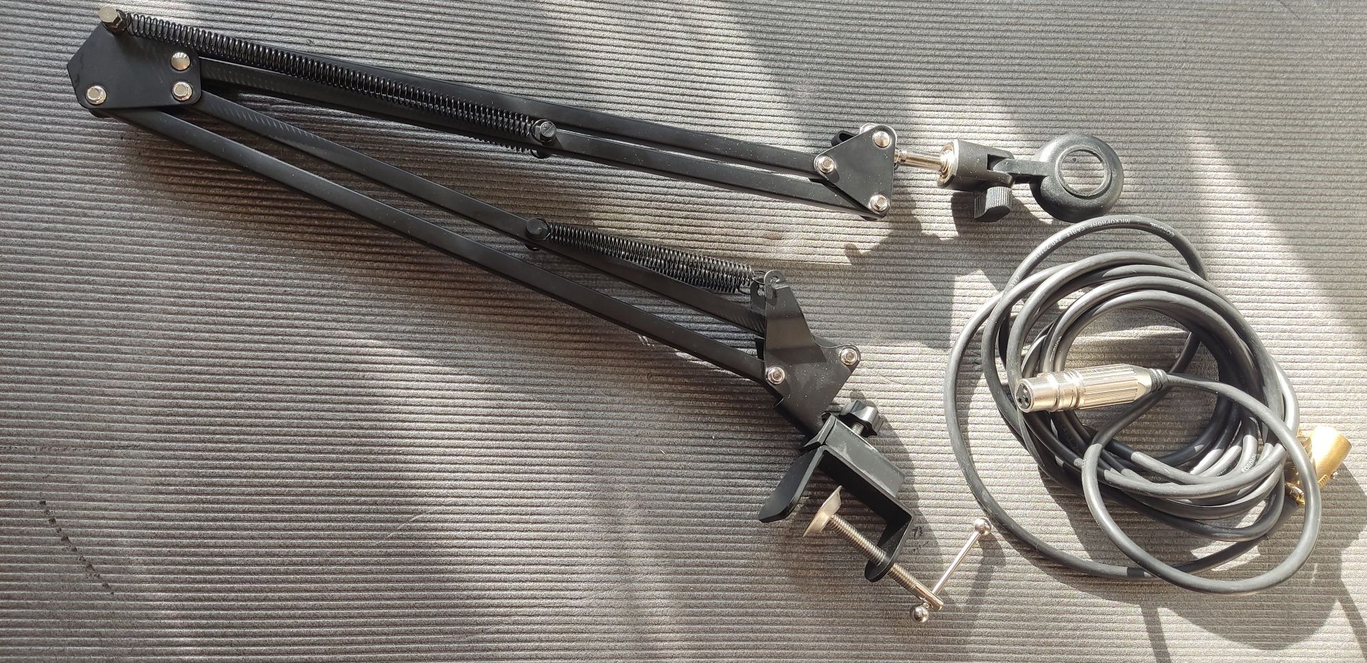 Beringer MIC 200 i mikrofon pojemnościowy PRESONUS M7 statyw