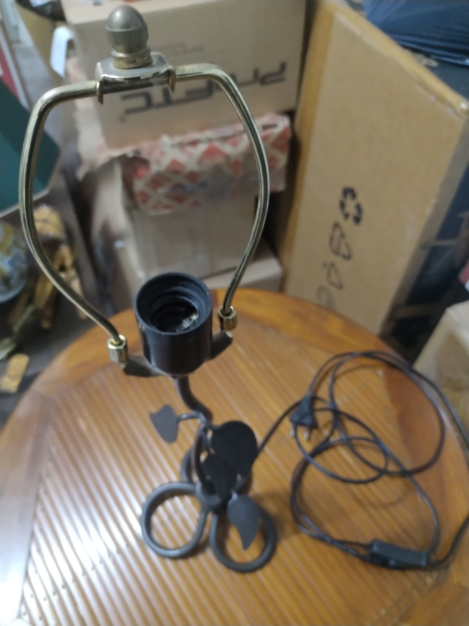 Candeeiro De Mesa Em Metal (Sem Abajur)