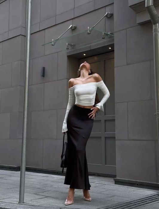 Атласна спідниця, чьорному кольору.