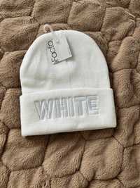 шапка жіноча білого кольору