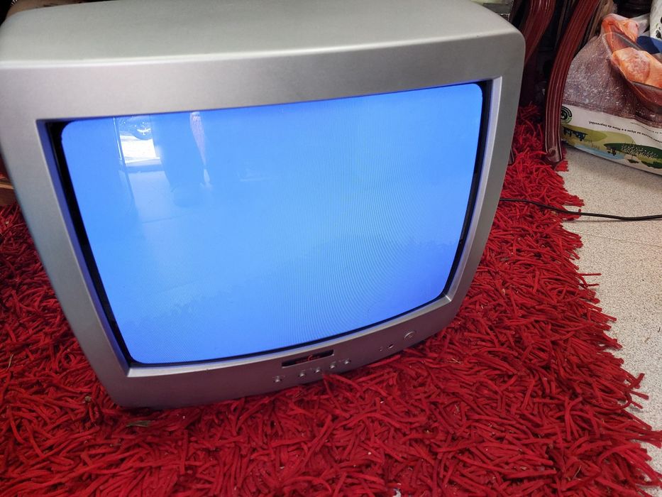 Televisão pequena a funcionar perfeitamente