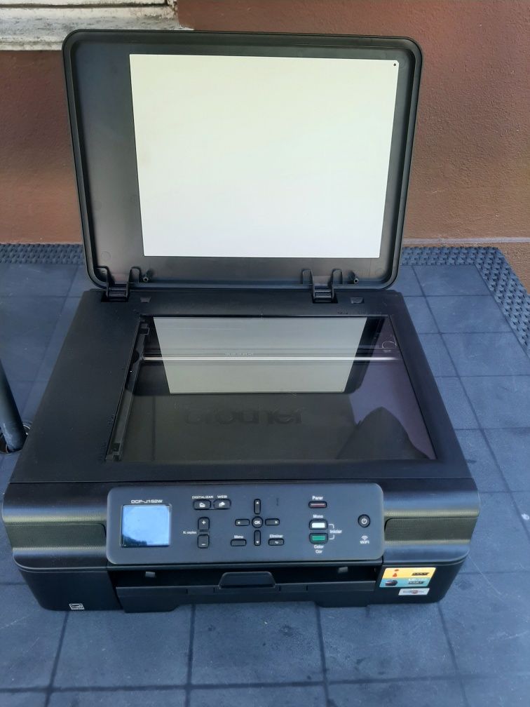 Broher multifunções MFC-J152W  . Muito económica parada a mais de um a
