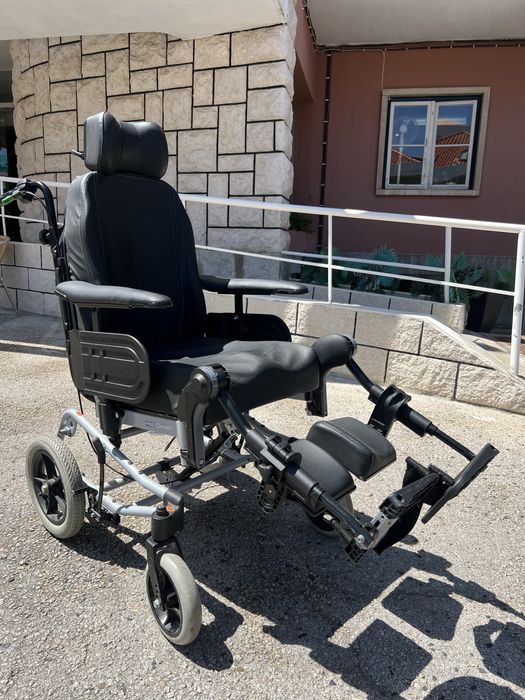 Cadeira de Rodas Reclinável Invacare Rea Clematis