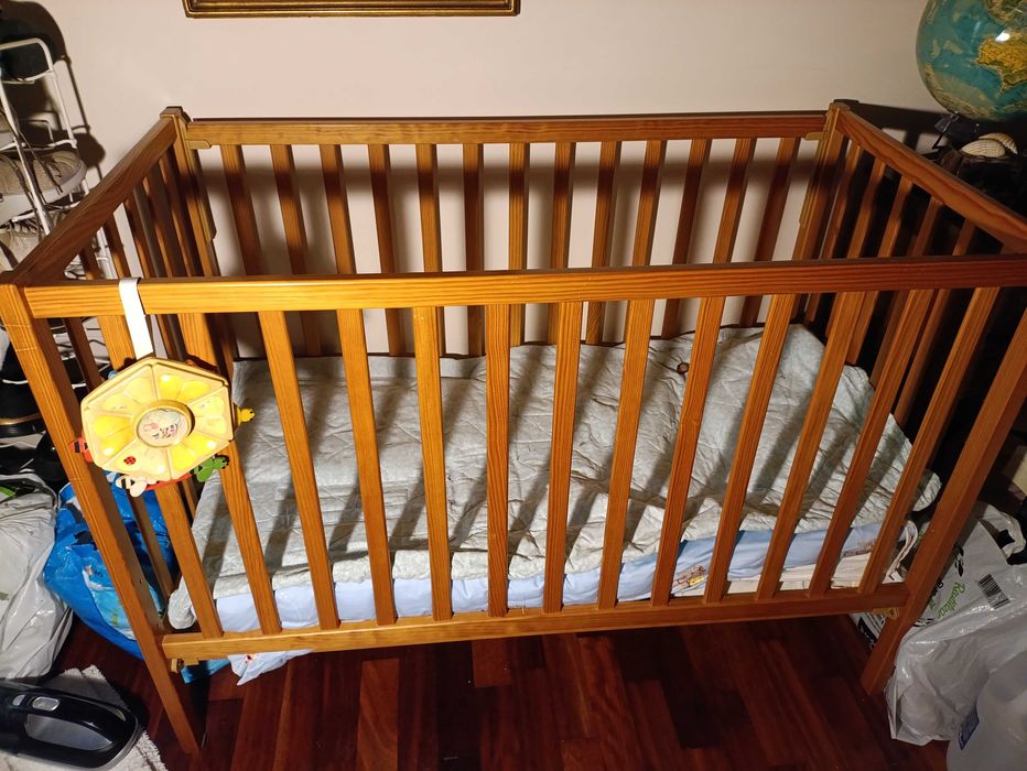 Cama de bebé e colchão. Muito bom estado!