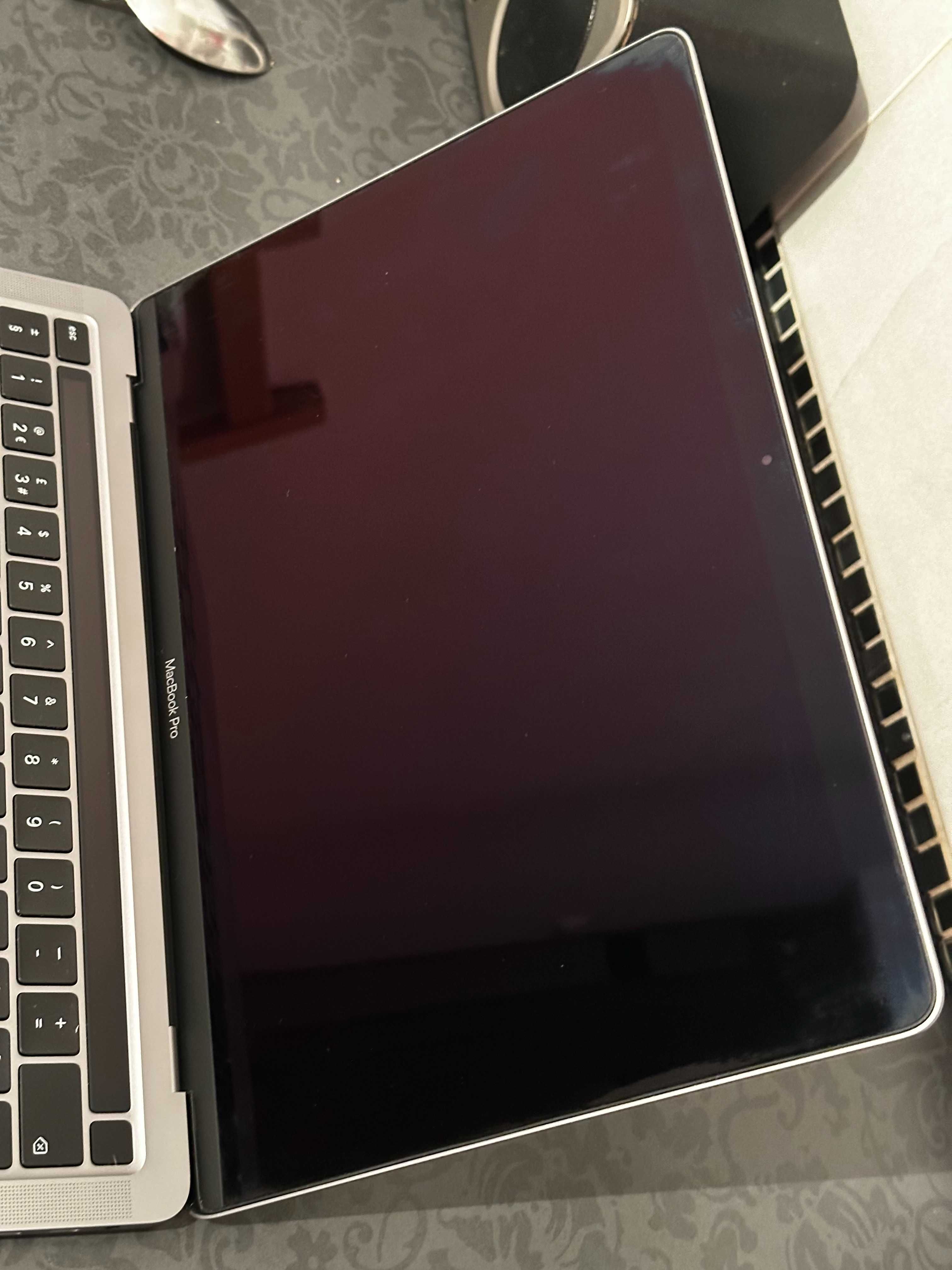 MacBook Pro 13 cali - Moc i Elegancja w Kompaktowym Wydaniu!