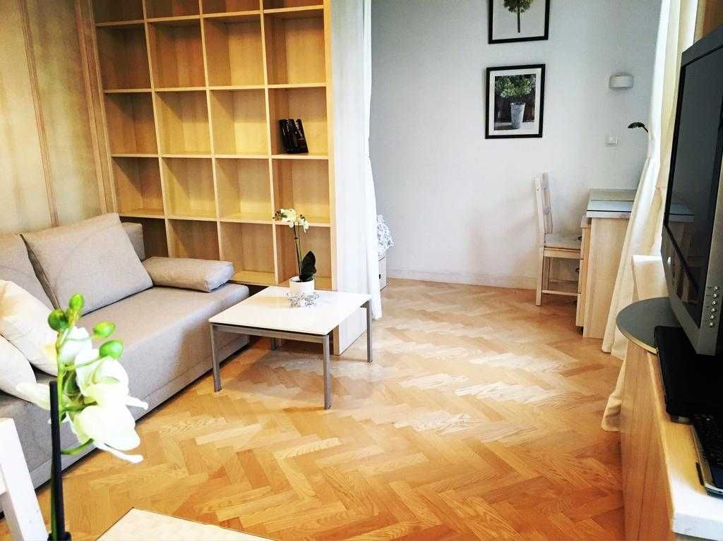Klimatyczna kawalerka w Al. Ujazdowskich, blisko Pl. Trzech Krzyży