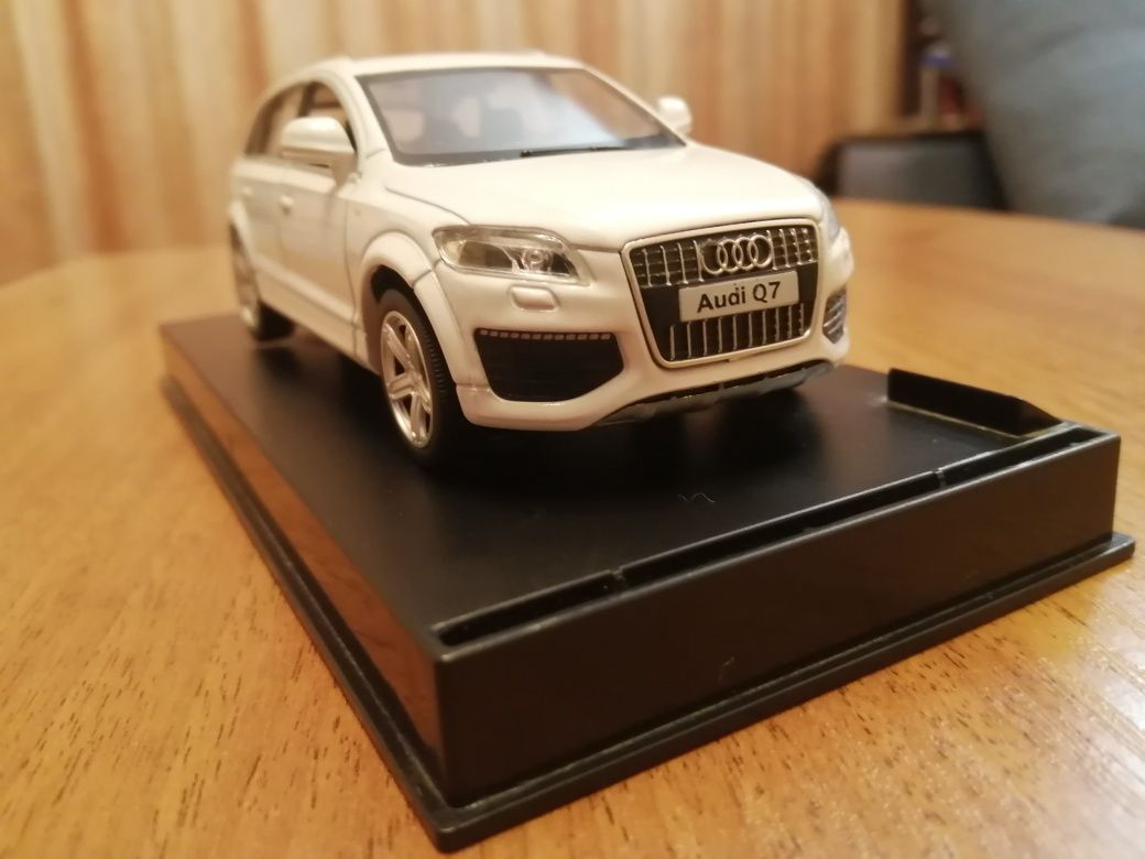 Коллекционная масштабная модель машинка Audi Q7 V12