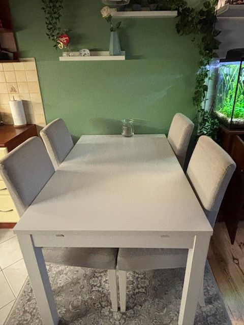 Rozkładany stół z czteroma krzesłami