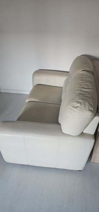 Sofá Elegante de Couro - Conforto e Estilo Moderno por Preço Acessível