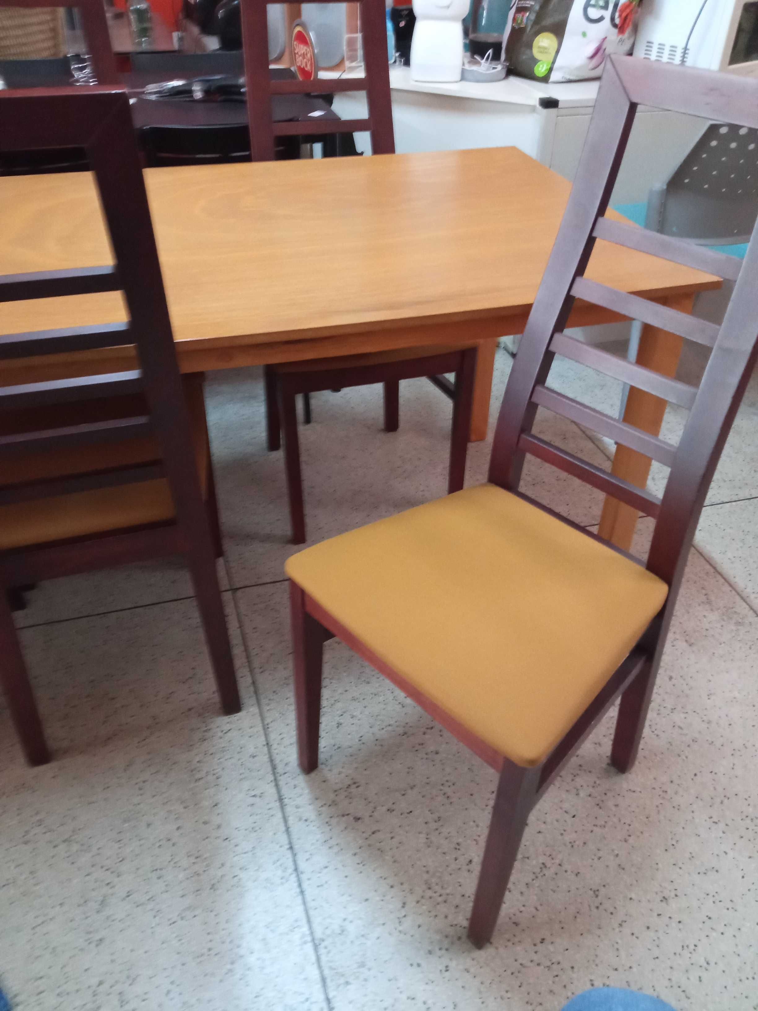 Mesa de jantar + 4 cadeiras