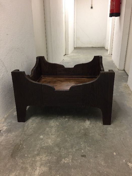 Mesa muito antiga em castanho (toda maciça)