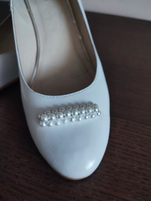 Białe czółenka ślubne 42 skórzane La boda z perełkami