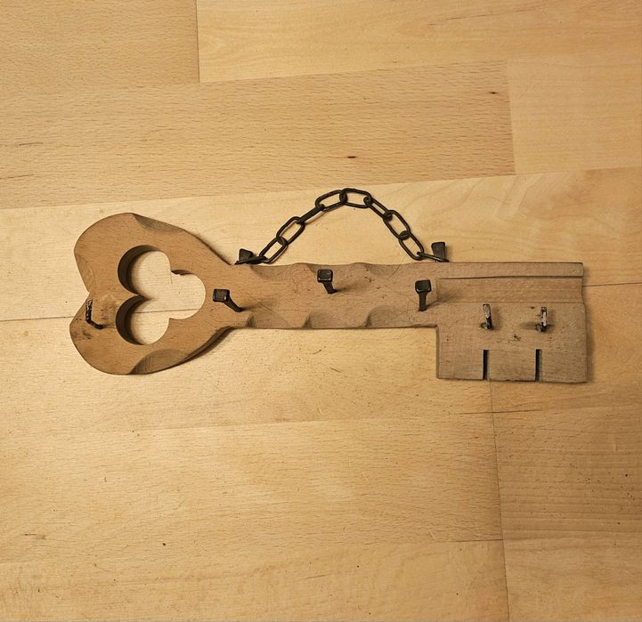 Drewniany wieszak klucz z okresu PRL