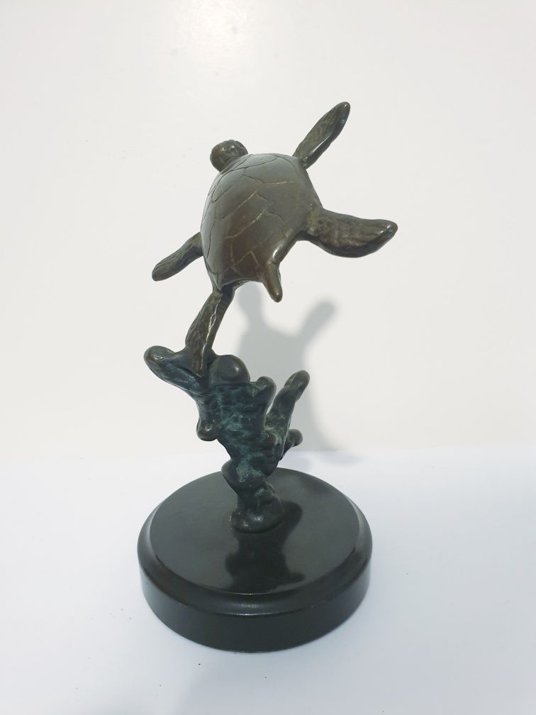 Linda antiga escultura de uma tartaruga marinha em bronze