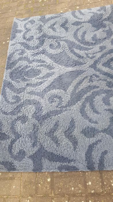 Dywan wzorzysty w dobrym stanie