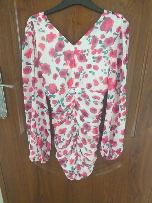 Elegancka, krótka, marszczona sukienka w kwiaty, rozmiar S