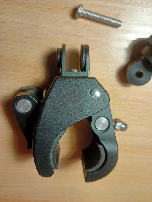 Кріплення аксесуарів на кермо або раму