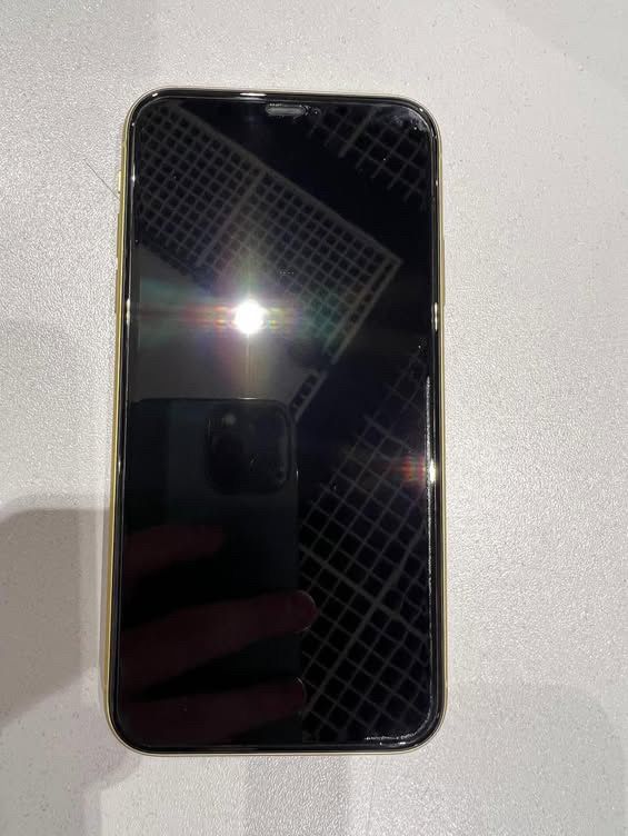 Iphone 11 на 128gb жовтого кольору (два чохли у подарунок)