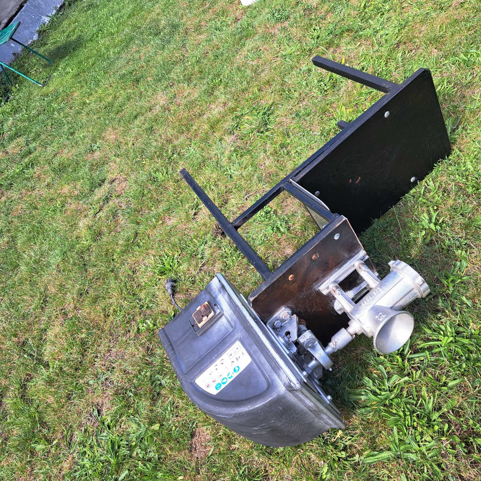 Maszyna do mięsa ze stołem i silnikiem elektrycznym 220W