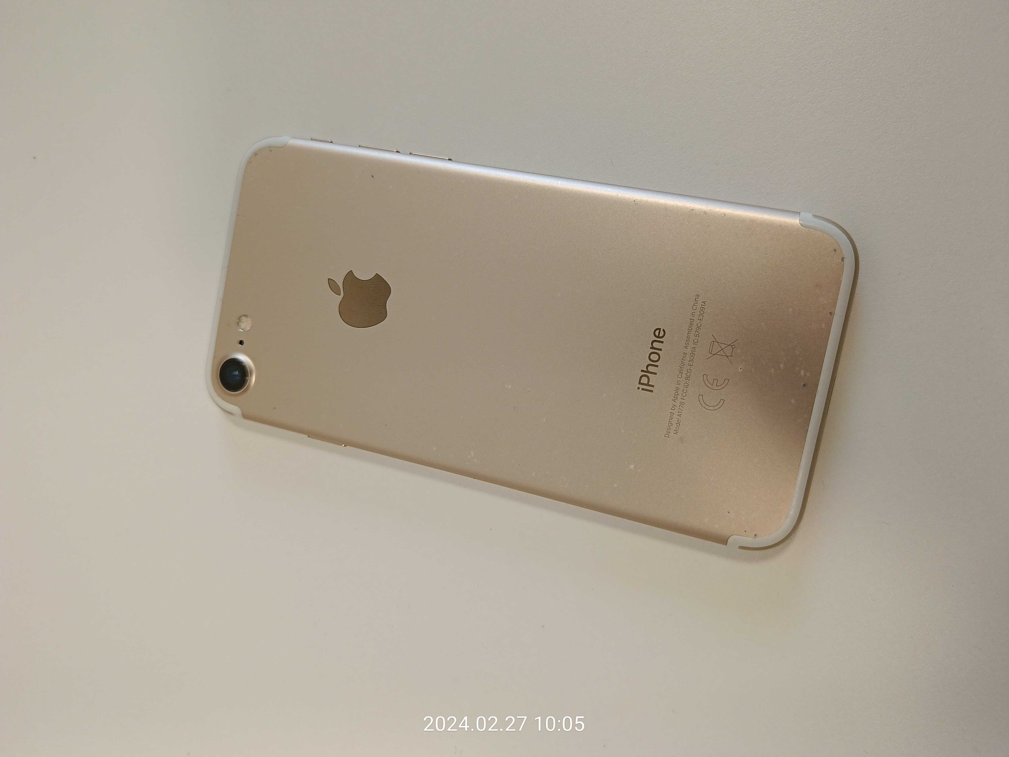 iPhone 7 Model A1778 złoty 32 GB